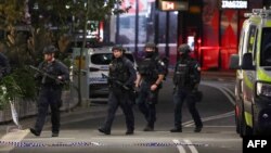 Police patrol in front of the Westfield Bondi Junction shopping mall after a stabbing incident in Sydney on April 13, 2024. Cảnh sát tuần tra trước trung tâm mua sắm Westfield Bondi Junction sau vụ đâm dao ở Sydney, Úc, ngày 13 tháng 4 năm 2024.