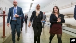 Dân biểu Ilhan Omar (giữa) thuộc đảng Dân chủ, bang Minnesota trên đường vào phòng họp Hạ viện (ảnh chụp ngày 7/3/2019)