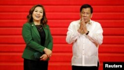 Tổng thống Philippines Rodrigo Duterte và bạn đời Honeylet Avancena chờ đón lãnh đạo ASEAN đến dự hội nghị thượng đỉnh ASEAN lần thứ 30 ở Manila, Philippines, ngày 29/4/2017. 