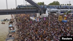 Tín đồ dự lễ hội Hindu chen nhau trên bờ sông Godavari tại Rajahmundry ở Andhra Pradesh, ngày 14/7/2015.