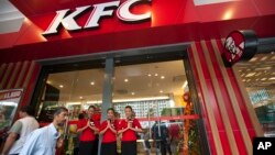 Nhân viên chào đón khách tại nhà hàng KFC mới mở ở Yangon, 30/6/2015.