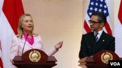 Ngoại trưởng Hoa Kỳ Hillary Clinton (trái) và Ngoại trưởng Indonesia Marty Natalegawa mở cuộc họp báo chung sau cuộc hội đàm ở Jakarta, Indonesia hôm 3/9/12