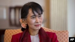 Lãnh tụ dân chủ Miến Ðiện Aung San Suu Kyi tại Bộ Ngoại giao Hoa Kỳ ở Washington D.C, ngày 18/9/2012