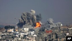 Israel bắt đầu ném bom vào Gaza để đáp lại hỏa lực rocket của phe Hamas, và mở rộng qua các chiến dịch trên bộ để phá hủy mạng lưới đường hầm xuyên biên giới.