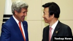 Ngoại trưởng Hàn Quốc Yun Byung-Se bắt tay với người đồng nhiệm Mỹ John Kerry ở Lào hồi tháng Bảy năm 2016.