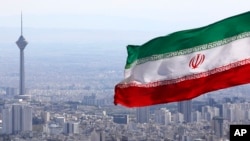 Cờ Iran và tháp Milad cùng các toà nhà lân cận tại Tehran, tháng Ba, 2020. Hình minh hoạ.