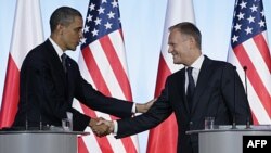 Tống thống Hoa Kỳ Barack Obama (trái) và Thủ tướng Ba Lan Donald Tusk bắt tay nhau trong cuộc họp báo chung tại Dinh Thủ tướng ở Warsaw, Ba Lan, ngày 28 tháng 5, 2011