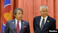 Ngoại trưởng Philippines Ngoại giao Albert del Rosario (phải) và Ngoại trưởng Malaysia Anifah Aman tại Hội nghị các Bộ trưởng Ngoại giao ASEAN lần thứ 46 tại Bandar Seri Begawan, Brunei.