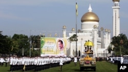 Sultan Hassanal Bolkiah thị sát quân đội Brunei ở thủ đô Bandar Seri Begawan ngày 15/7/2006. Trung quốc nói Brunei là một quốc gia quan trọng trên 'Con đường Tơ lụa thế kỷ 21' của Bắc Kinh.