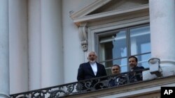 Ngoại trưởng Iran Zarif phát biểu từ bao lơn của khách sạn ở Vienna, Áo, nơi tổ chức các cuộc đàm phán, hôm 9/7/2015.