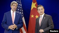 Ngoại trưởng Mỹ John Kerry phát biểu bên cạnh Bộ trưởng Ngoại giao Trung Quốc Vương Nghị tại cuộc họp song phương ở Trung tâm Thương mại Thế giới Putra, Kuala Lumpur, Malaysia, ngày 5/8/2015.