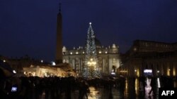 Tín hữu tụ tập tại đền thờ thánh Phêrô ở Vatican tham dự thánh lễ Giáng Sinh, 24/12/2010