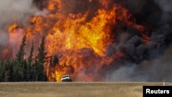 Khói và lửa bốc lên từ đám cháy gần thành phố Fort McMurray, tỉnh Alberta, Canada, ngày 7/5/2016.