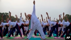 Thủ tướng Ấn Độ Narendra Modi thực hành yoga cùng với hàng ngàn người trên đại lộ Rajpath trong thủ đô New Delhi, đánh dấu Ngày Yoga Thế Giới 21/6/15