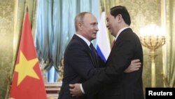 Chủ tịch nước Trần Đại Quang được Tổng thống Nga Vladimir Putin tiếp đón nồng hậu tại điện Kremlin. Hai nhà lãnh đạo đã ra tuyên bố chung kêu gọi giải quyết tranh chấp trên biển Đông bằng phương pháp hòa bình.