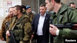 Thủ lãnh khu vực tự xưng là Cộng hòa Nhân dân Donetsk Alexander Zakharchenko (giữa) và các vệ sĩ ở Donetsk, miền đông Ukraine.