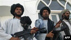 Cựu chiến binh Taliban đầu hàng vũ khí cho nhà chức trách Afghanistan tại Herat, phía tây thủ đô Kabul, Afghanistan, 19/6/2010