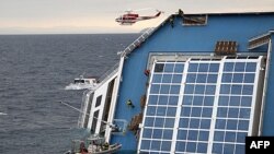 Nhân viên cứu hộ trên chiếc tàu du lịch Costa Concordia bị lật, ngày 16/1/2012