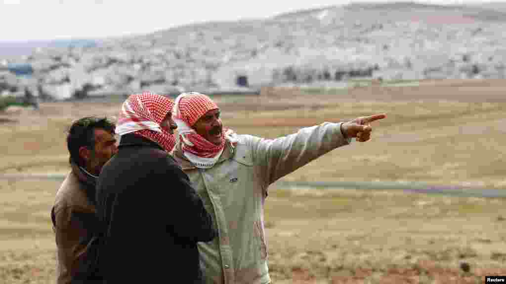  Người Kurd ở Thổ Nhĩ Kỳ theo dõi cuộc chiến ở Kobani từ&nbsp;cửa khẩu Mursitpinar trên biên giới Thổ Nhĩ Kỳ-Syria, ngày 19/10/2014. 