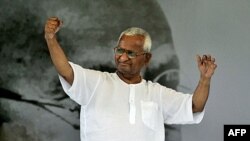 Nhà hoạt động về bài trừ tham nhũng Anna Hazare chào các ủng hộ viên, vào ngày tuyệt thực thứ 12 trong thủ đô New Delhi, Ấn Ðộ, 27/8/11