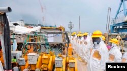 Ủy ban quận Fukushima thanh tra địa điểm xây dựng rào chắn ngăn nước nhiễm xạ chảy vào biển