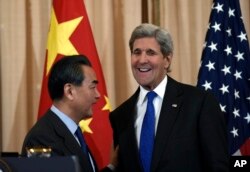 Ngoại trưởng Mỹ John Kerry gặp Ngoại trưởng Trung Quốc Vương Nghị tại Bộ Ngoại giao ở Washington, ngày 23/2/2016.