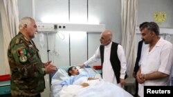 Tổng thống Afghanistan Ashraf Ghani thăm binh sĩ bị thương trong vụ tấn công bản doanh quân đội hôm 21/4