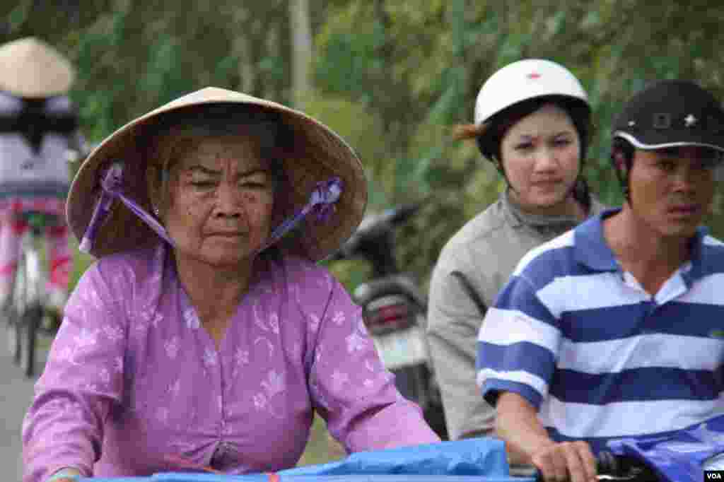 B&agrave; cụ Tiền Giang vẫn c&ograve;n đạp xe được. 14/9/2012. (D. Schearf/VOA)