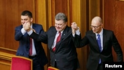 Tổng thống Petro Poroshenko, giữa, Thủ tướng Ukraine được tái bổ nhiệm Arseniy Yatsenyuk, phải, và Chủ tịch Quốc hội mới của Ukraine Volodymyr Groysman trong phiên họp quốc hội ở Kiev, 27/11/2014.