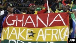 Cổ động viên Ghana mang quốc kỳ với hàng chữ "Ghana mang lại tự hào cho châu Phi."