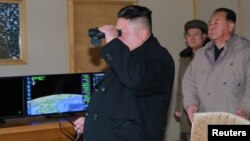 Tư liệu- Ông Kim Jong Un quan sát một vụ phóng thử tên lửa của Bắc Triều Tiên. 