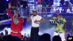 Từ bên trái: DJ Khaled, Chance The Rapper, và Quavo biểu diễn "I'm the One" tại lễ trao giải BET Awards ở Los Angeles hôm 25/6.