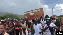 Manifestan nan Titanyen nan komin Kabare pran lari pou mande liberasyon misyone Ameriken gang 400 Mawozo kidnape Samdi pase a. (Foto: Matiado Vilme)