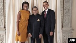 Ngoại trưởng Ấn Độ S.M. Krishna (giữa) cùng Tổng thống và đệ nhất phu nhân Obama tại Bảo tàng Metropolitan ở New York