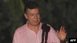 Tổng thống Colombia Juan Manuel Santos nói chuyện với truyền thông báo chí tại Cartagena, Colombia, ngày 4 tháng 11, 2011.