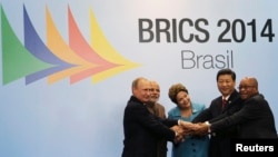 Lãnh đạo năm nước trong khối BRICS (từ trái): Tổng thống Nga Putin, Thủ tướng Ấn Ðộ Narendra Modi, Tổng thống Brazil Dilma Rousseff, Chủ tịch Trung Quốc Tập Cận Bình và Tổng thống Nam Phi Jacob Zuma tại Fortaleza, Brazil, ngày 15/7/2014.