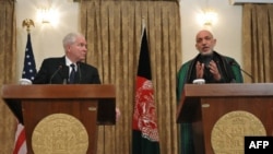 Bộ trưởng Quốc phòng Hoa Kỳ Robert Gates (trái) và Tổng thống Afghanistan Hamid Karzai