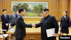 Lãnh tụ Triều Tiên Kim Jong Un bắt tay ông Chung Eui-yong, trưởng Văn phòng An ninh Quốc gia của Tổng thống Hàn Quốc, tại Bình Nhưỡng ngày 6/3/2018. 