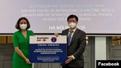 Đại sứ Australia Robyn Mudie chính thức trao 300.000 liều vaccine, 614.400 khẩu trang và 40.800 bộ quần áo bảo hộ cho Thứ trưởng Bộ Y tế Việt Nam Trương Quốc Cường, ngày 6/10/2021. Photo Facebook Australian Embassy Vietnam.