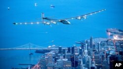 Chiếc Solar Impulse 2 bay qua Cầu Golden Gate ở San Francisco và đã đáp xuống phi trường Moffett Airfield ở Silicon Valley.