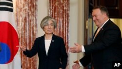 Ngoại trưởng Hàn Quốc Kang Kyung-wha (trái) và Ngoại trưởng Mỹ Mike Pompeo đến dự họp báo tại Bộ Ngoại giao Mỹ, ngày 11 tháng 5, 2018, ở Washington.