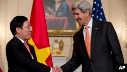 Ngoại trưởng Hoa Kỳ John Kerry và Ngoại trưởng Việt Nam Phạm Bình Minh, trong cuộc họp báo tại Bộ Ngoại giao Hoa Kỳ trong thủ đô Washington, 2/10/14