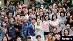 Henry Tong và Elaine To trong ngày cưới ở Hong Kong, ngày 4/8/2019. REUTERS/Kim Kyung-Hoon