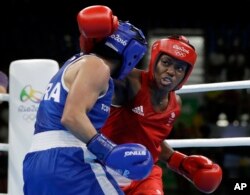 Vận động viên đấm bốc của Anh Nicola Adams (phải) so găng với vận động viên Pháp Sarah Ourahmoune trong trận chung kết hạng cân 51kg hôm 20 tháng 8 năm 2016.