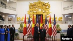 TT Mỹ Donald Trump và Thủ tướng Việt Nam Nguyễn Xuân Phúc, Hà Nội ngày 12/11/2017.