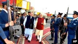 Ông Narendra Modi, phải, duyệt đội danh dự với Thủ tướng Pakistan Nawaz Sharif ở Lahore, Pakistan, hôm 25/12.