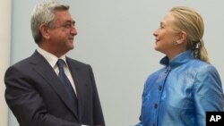 Tổng thống Armenia Serzh Sarkisian và Ngoại trưởng Hoa Kỳ Hillary Clinton họp tại dinh tổng thống ở Yerevan