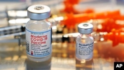 Vaccine Moderna và Pfizer.