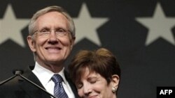 Thượng nghị sĩ Harry Reid cùng vợ Landra sau chiến thắng cuộc bầu cử, 2/11/2010