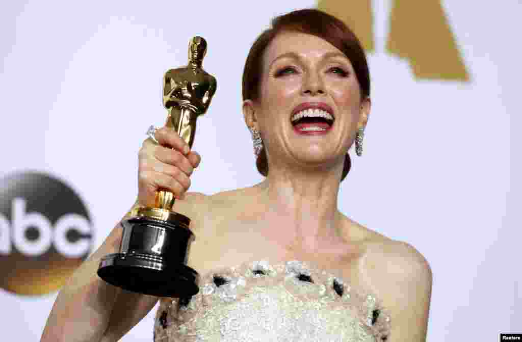 Actress Julianne Moore poses with her Oscar for best actress for her role in "Still Alice" the 87th Academy Awards in Hollywood, California, Feb. 22, 2015.